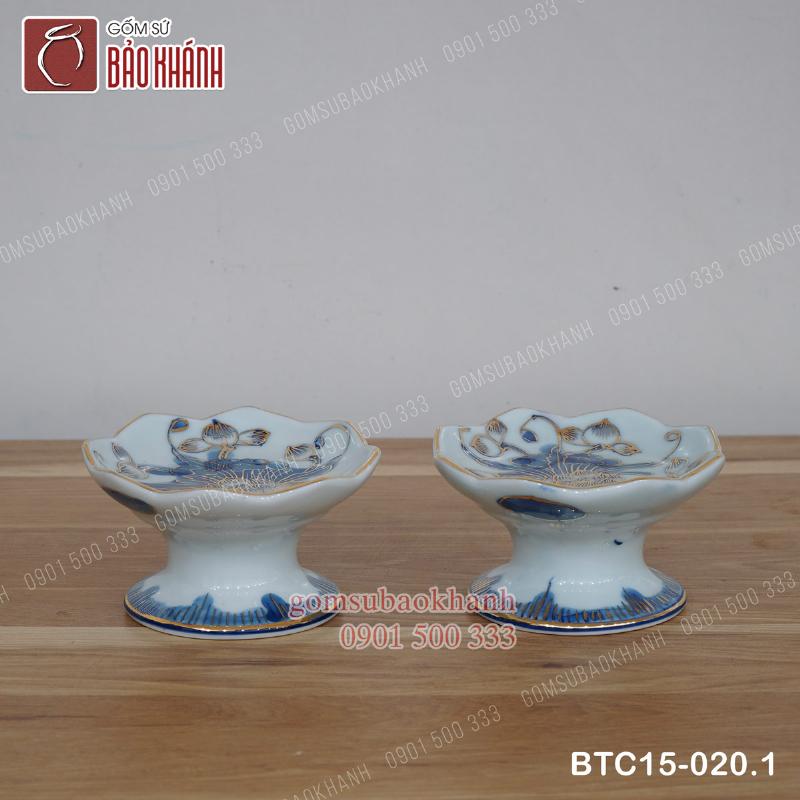 Bàn thờ gia tiên được bài trí bộ bát hương theo quy tắc Tam Tài, cùng các vật phẩm thờ cúng khác như nến, lọ hoa và mâm ngũ quả.